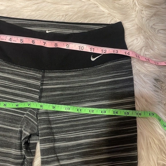 NIKE Gray &‎ Black Cropped Leggings - Picture 6 of 9